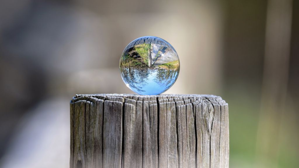 Globe de cristal posé sur un poteau en bois